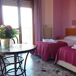Oda ve Kahvaltı L'attico Di Piazza Mazzini 3*