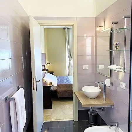 Oda ve Kahvaltı L'attico Di Piazza Mazzini 3*